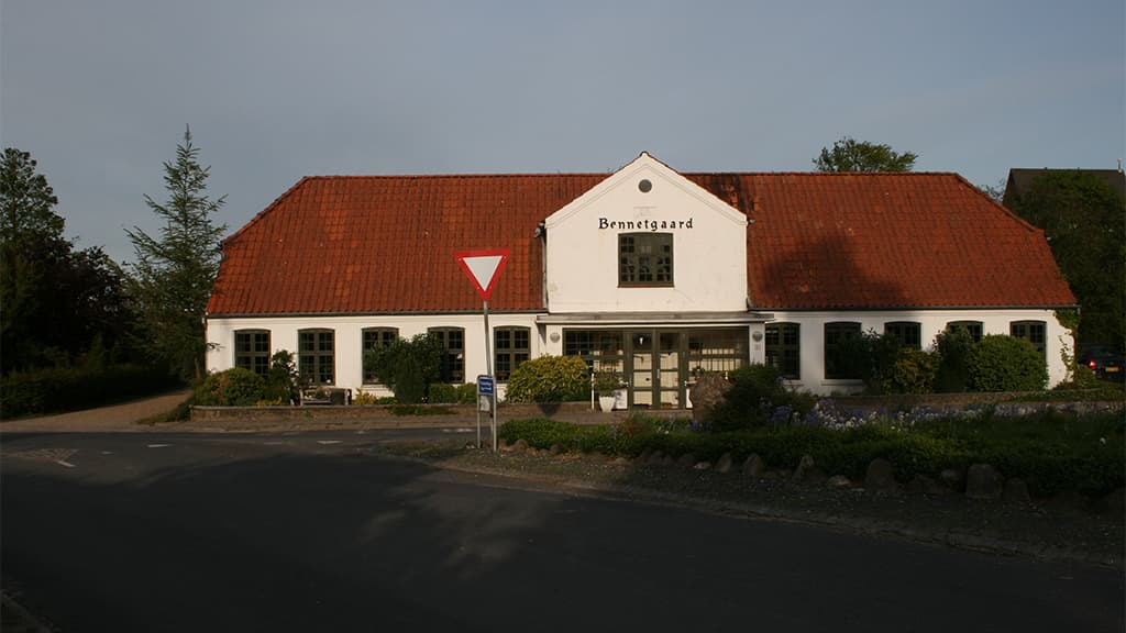 Bennetgård, the building
