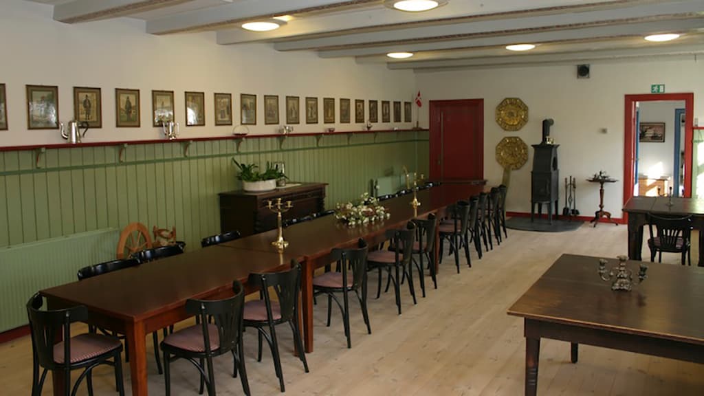 Bennetgård, the building inside